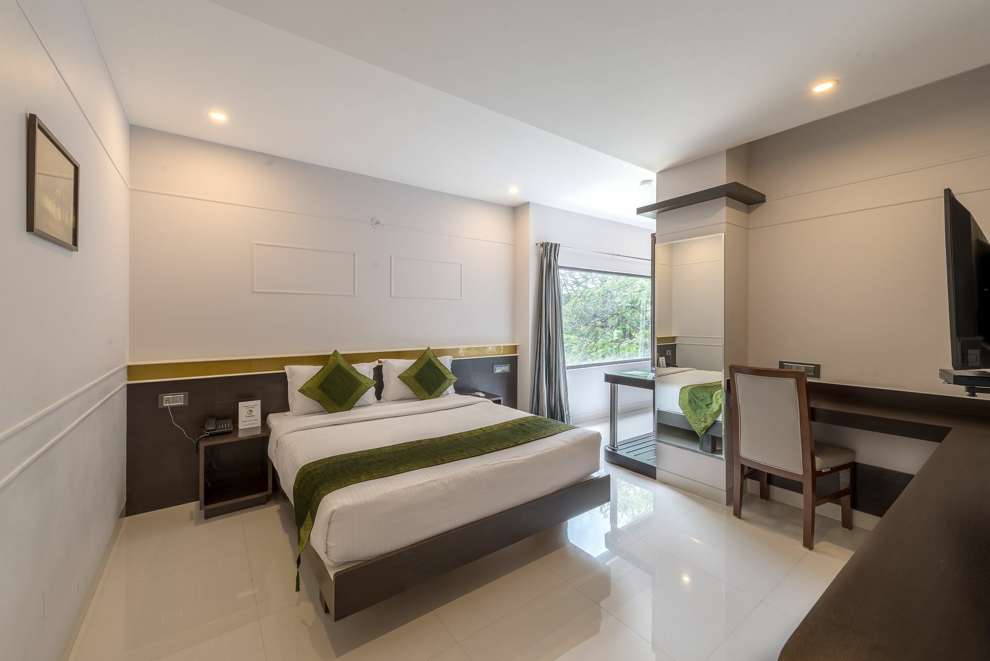 Treebo Raj Premier, Indiranagar Hotell Bangalore Exteriör bild